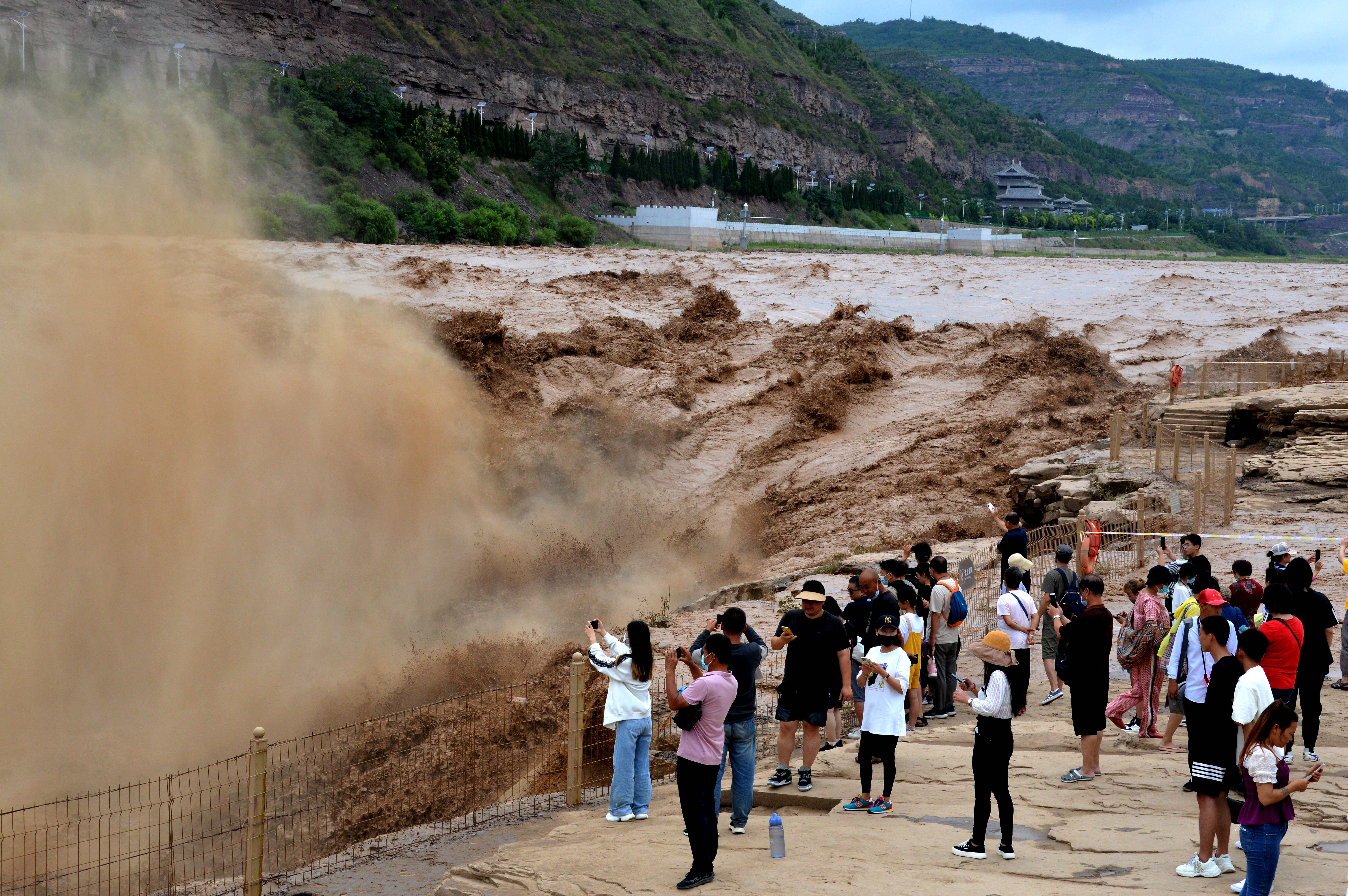 山西吉县黄河壶口瀑布水量大涨 吸引众多游客 第13张