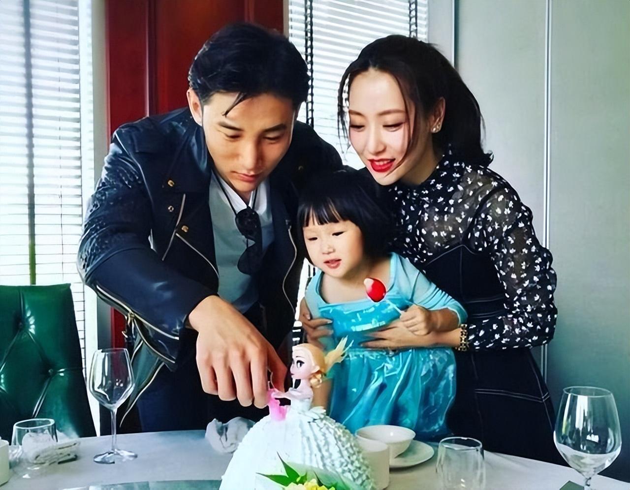 白冰个人资料简介（闪婚小三岁男模，离婚后独自带娃） 第45张