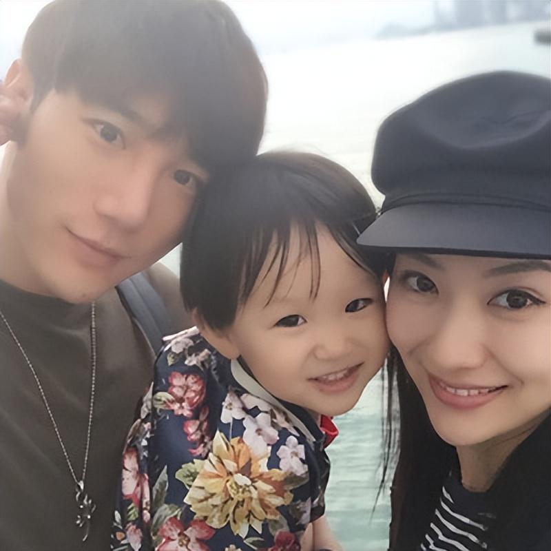 白冰个人资料简介（闪婚小三岁男模，离婚后独自带娃） 第13张