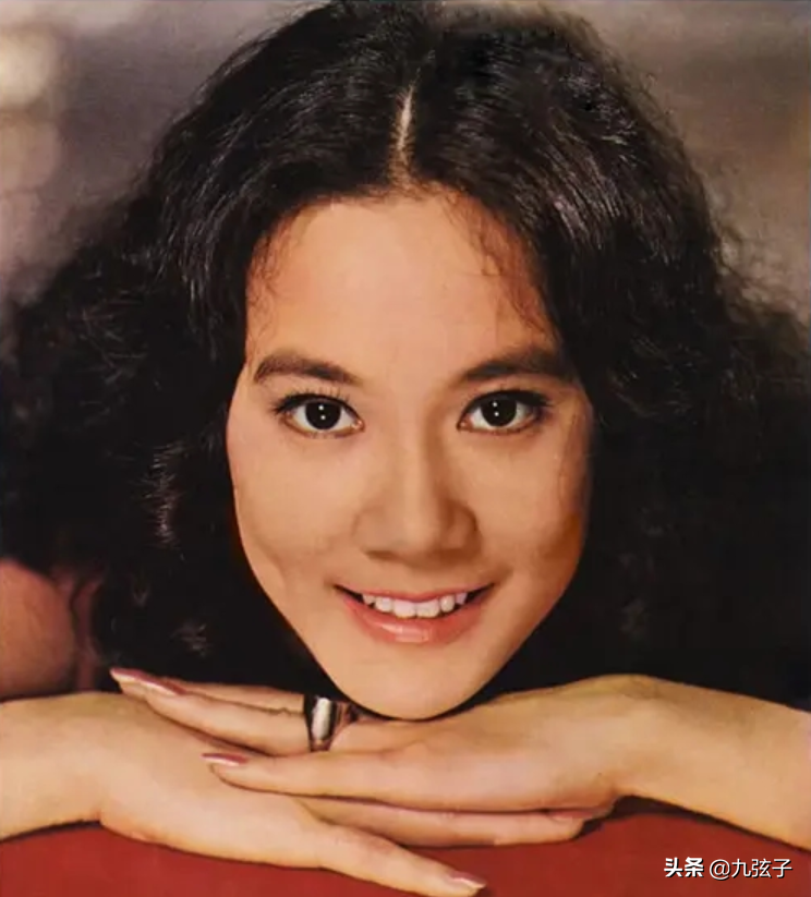 不畏惧市井流言，不为名声所累的痴情女子，苗可秀活得与众不同 第23张