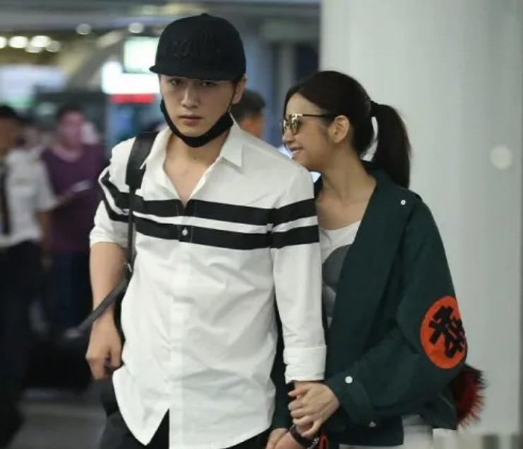 陈晓赵丽颖过往恋情被扒，摸手、表白、穿情侣款，男方却说是炒作 第39张
