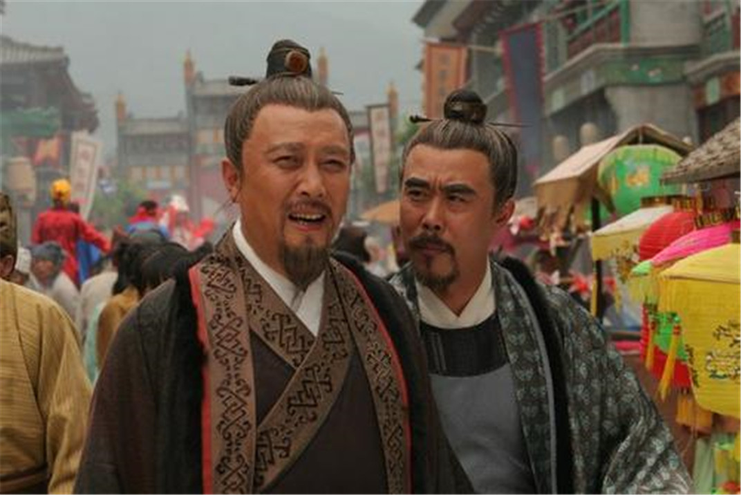 岳飞含冤去世后，本来有5人跪在他墓前，现在咋少了1个人？ 第7张