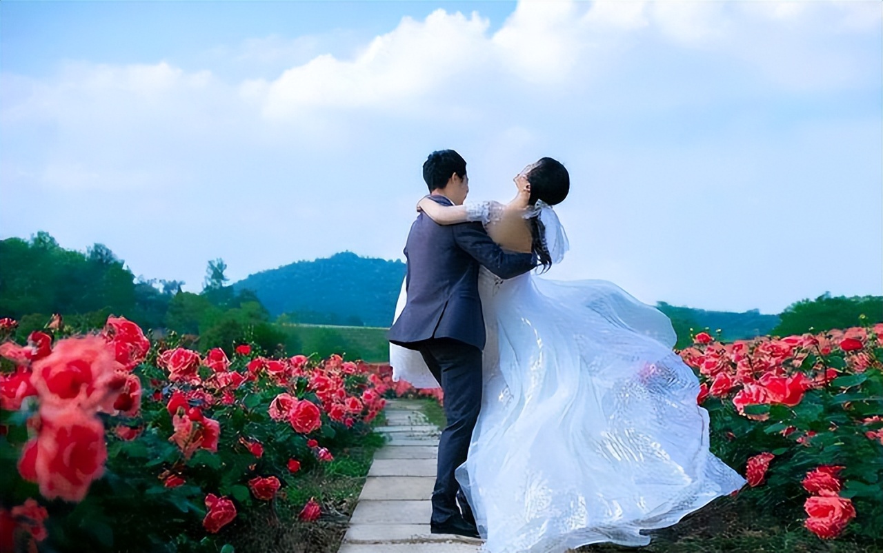 姐弟恋到底有多甜！46岁女诗人余秀华与90后男友结婚，各有所“图”的婚姻才幸福 第5张