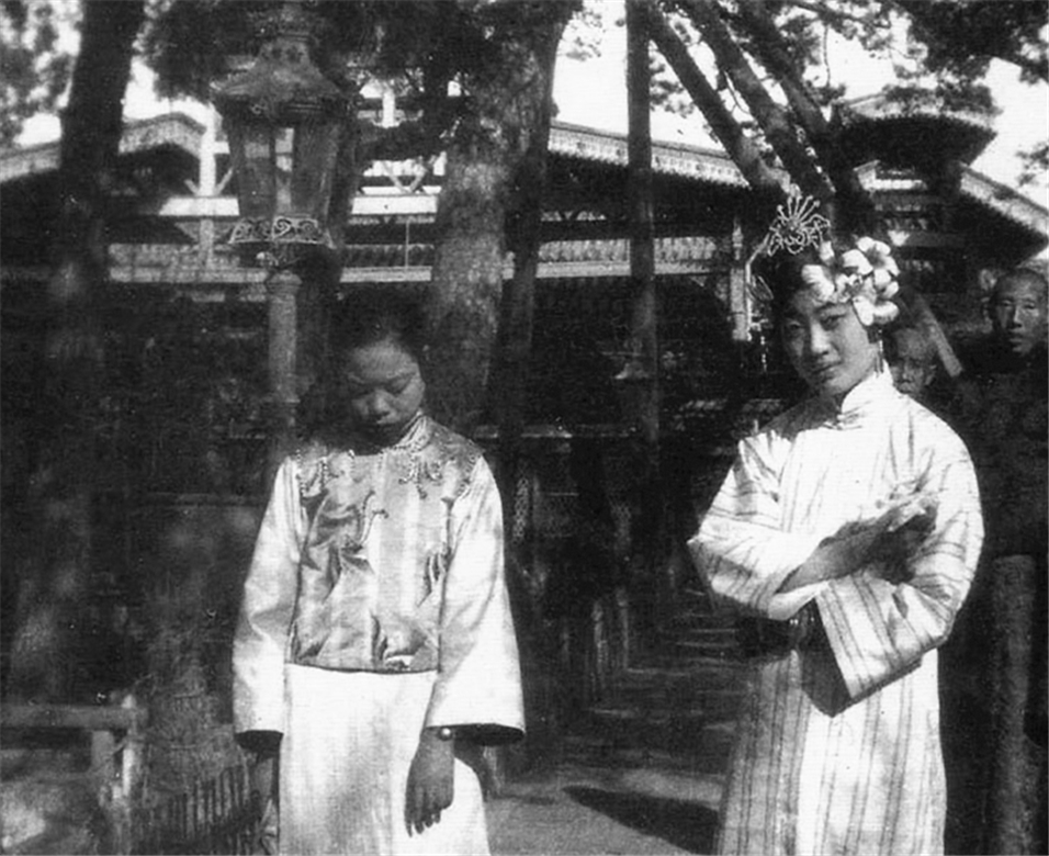 末代皇后婉容：无性婚姻，出軌侍卫，40岁病死，陪葬品仅一把烟枪 第11张