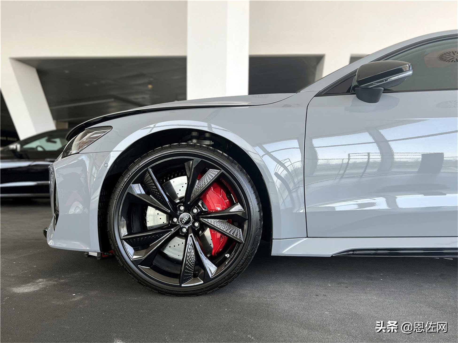 新到一台纳多灰奥迪RS7，实车非常帅，办下地190多万了 第7张