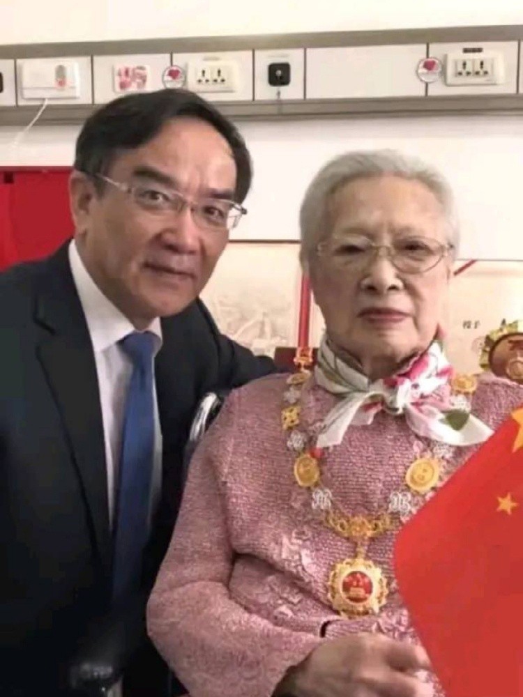 被周总理称为“中国最美女性”，已99岁的秦怡老了依旧如此美丽 第43张