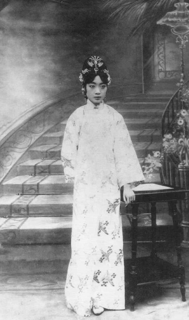 末代皇后婉容：无性婚姻，出軌侍卫，40岁病死，陪葬品仅一把烟枪 第7张