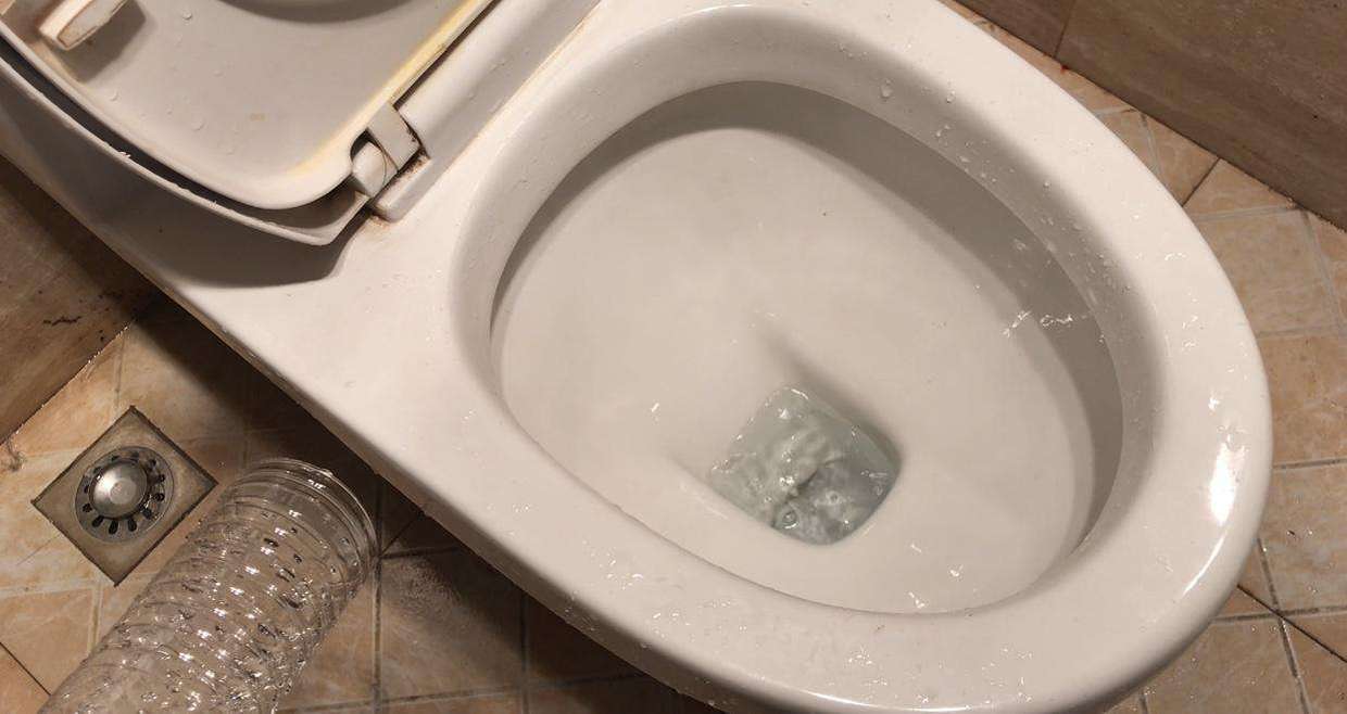 马桶堵塞，别再花钱请人疏通，立马学会这方法，快速疏通效果好 第5张