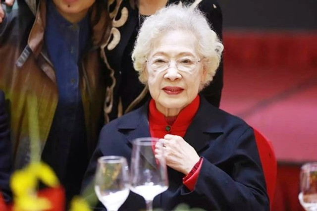 被周总理称为“中国最美女性”，已99岁的秦怡老了依旧如此美丽 第35张