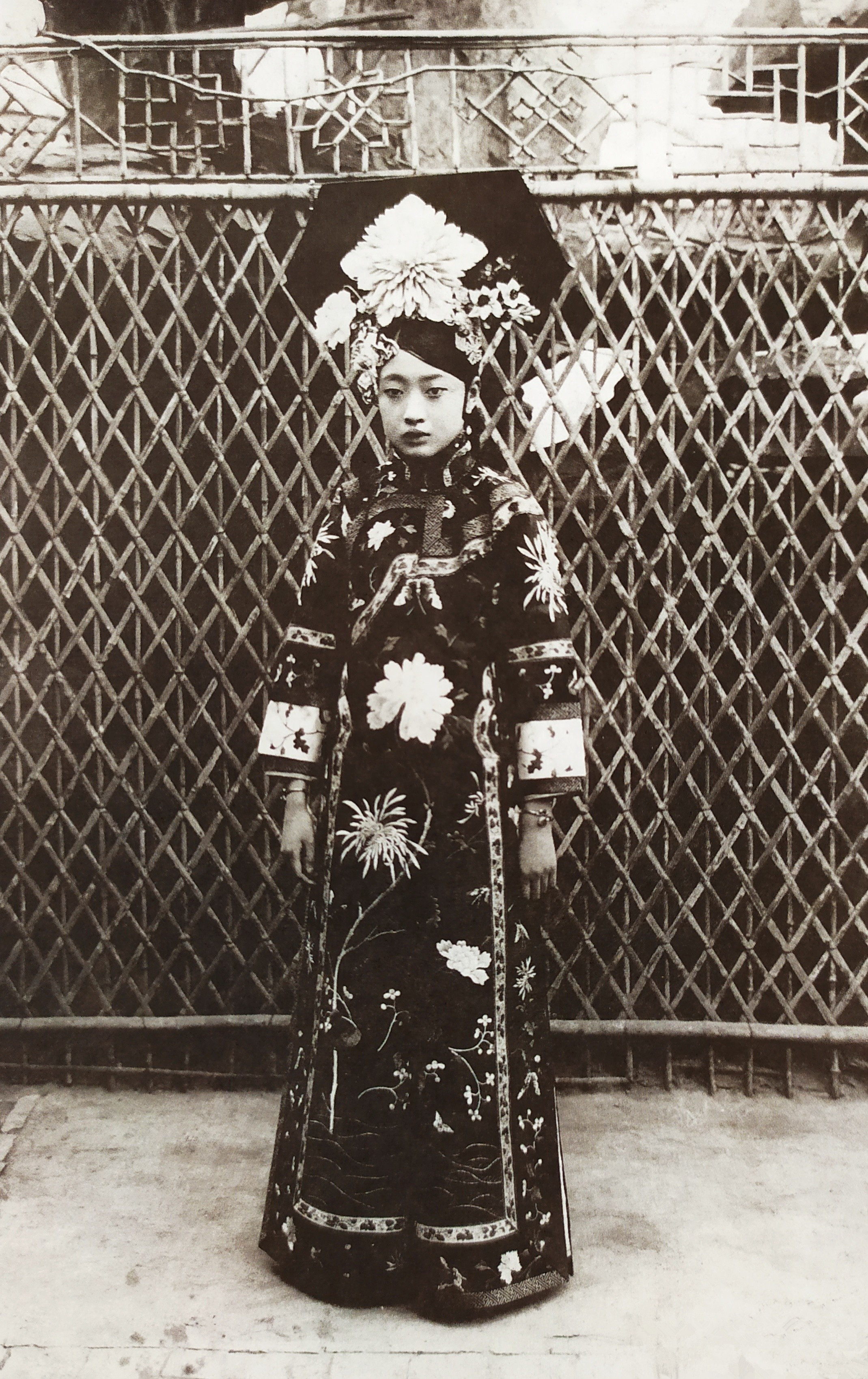 末代皇后婉容：无性婚姻，出軌侍卫，40岁病死，陪葬品仅一把烟枪 第9张