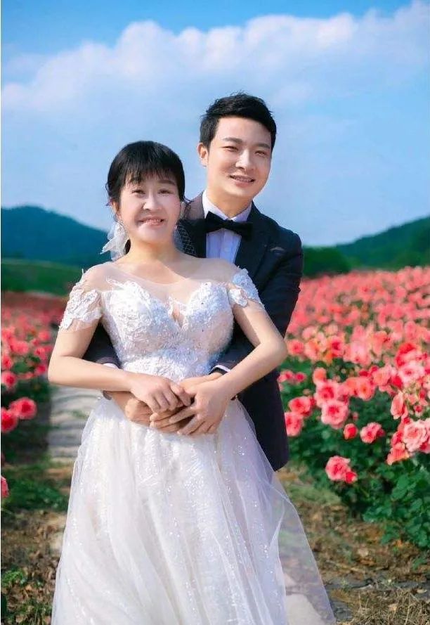 姐弟恋到底有多甜！46岁女诗人余秀华与90后男友结婚，各有所“图”的婚姻才幸福 第3张