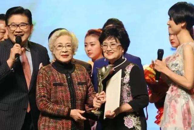 被周总理称为“中国最美女性”，已99岁的秦怡老了依旧如此美丽 第45张