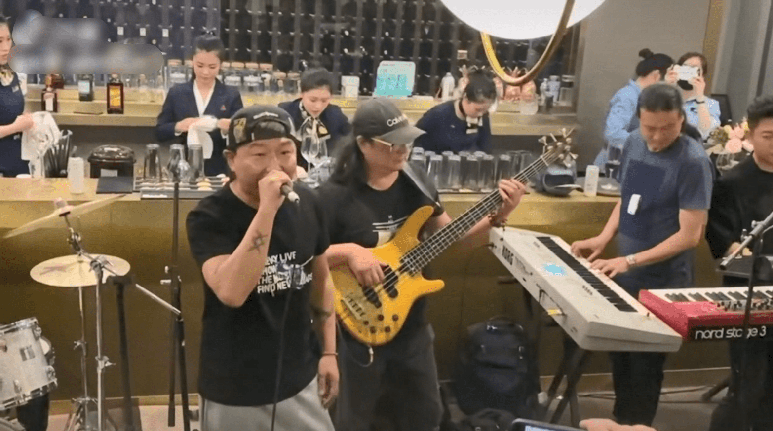 陈羽凡现身KTV唱歌，身材暴瘦认不出，手舞足蹈精神亢奋引猜测 第9张