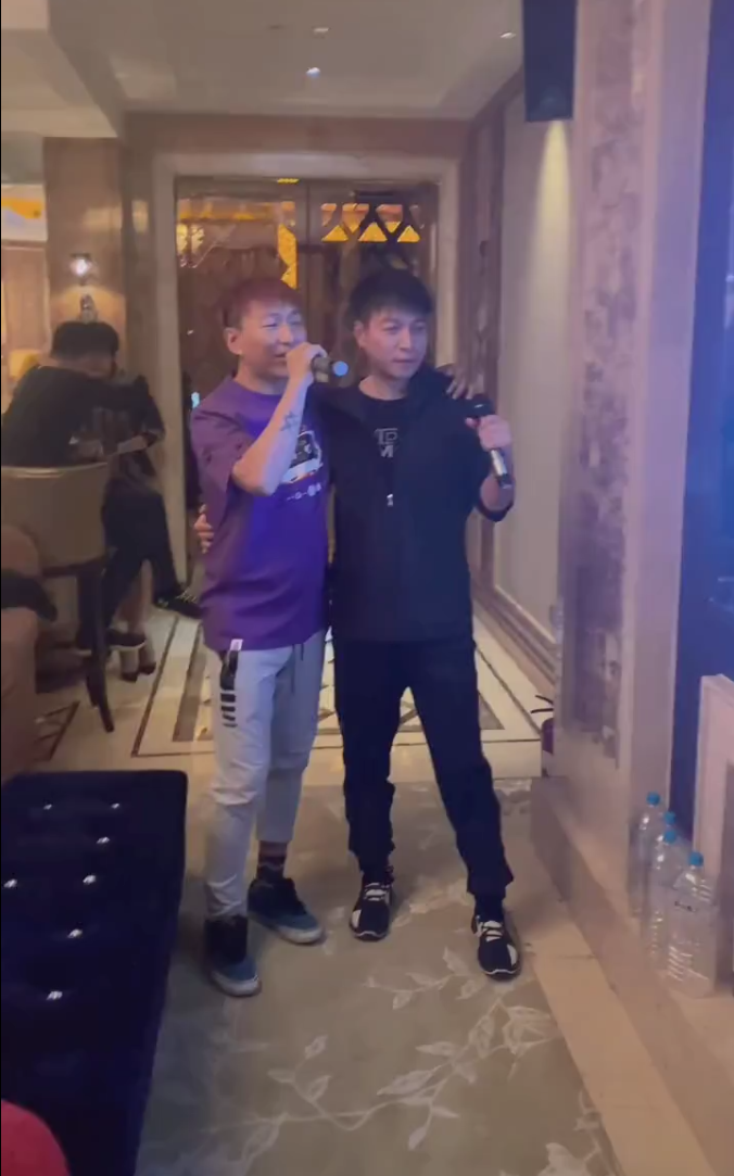 陈羽凡现身KTV唱歌，身材暴瘦认不出，手舞足蹈精神亢奋引猜测 第1张