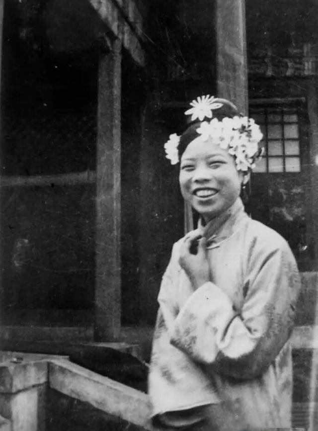 末代皇后婉容：无性婚姻，出軌侍卫，40岁病死，陪葬品仅一把烟枪 第15张