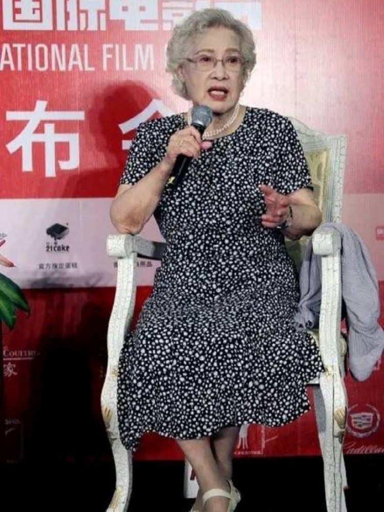被周总理称为“中国最美女性”，已99岁的秦怡老了依旧如此美丽 第27张