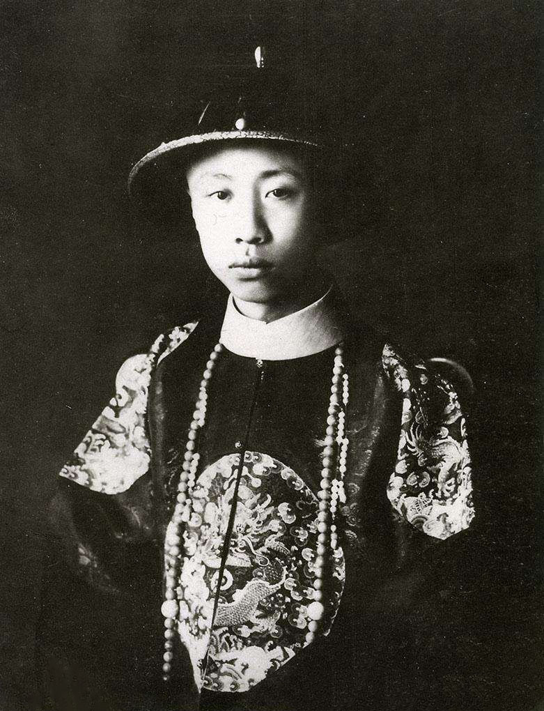 末代皇后婉容：无性婚姻，出軌侍卫，40岁病死，陪葬品仅一把烟枪 第1张