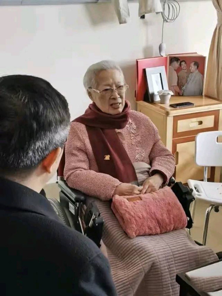 被周总理称为“中国最美女性”，已99岁的秦怡老了依旧如此美丽 第41张