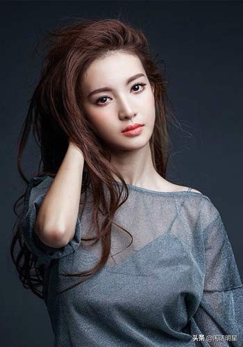 90后女星，绯闻男友高达10个！靠炒绯闻出名的金晨，被称海后 第7张