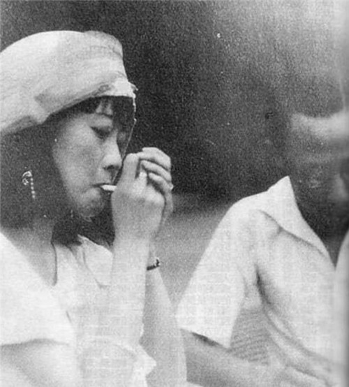 末代皇后婉容：无性婚姻，出軌侍卫，40岁病死，陪葬品仅一把烟枪 第17张